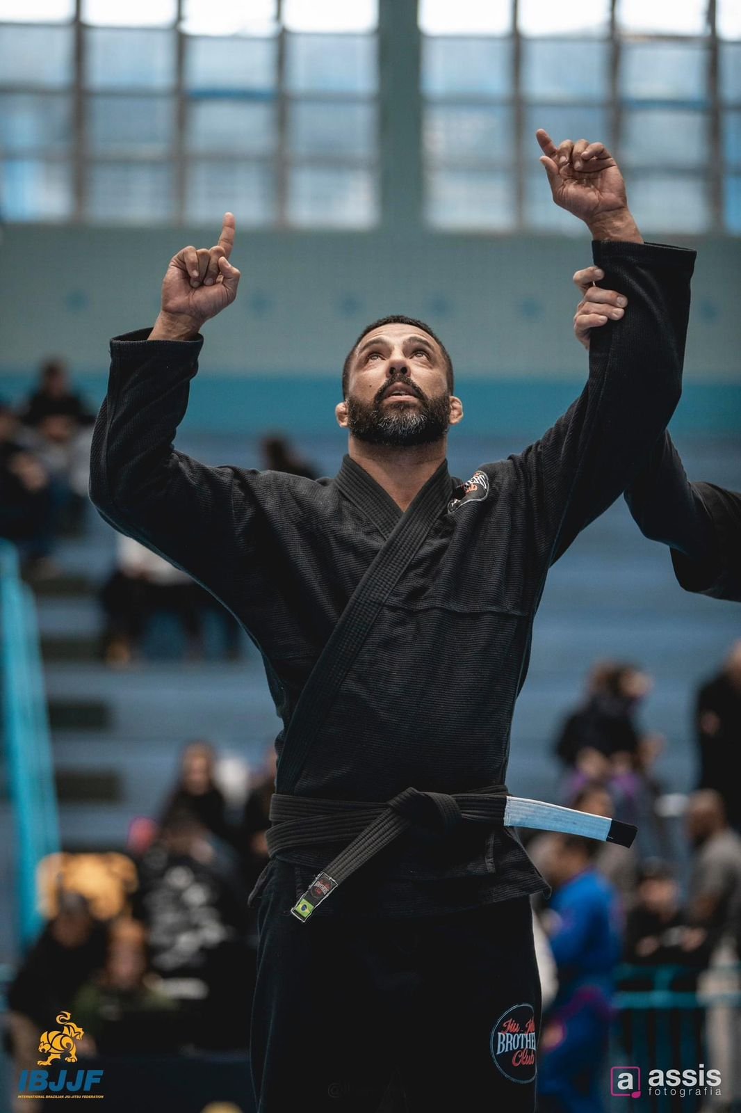 Professores e alunos da Brothers Club com medalhas