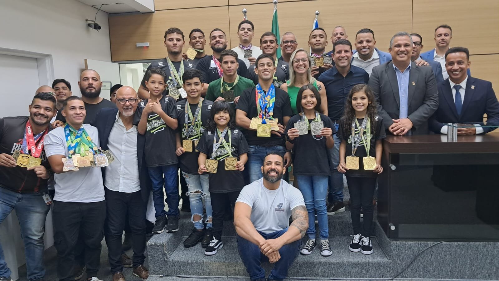 Professores Brothers Club com alunos